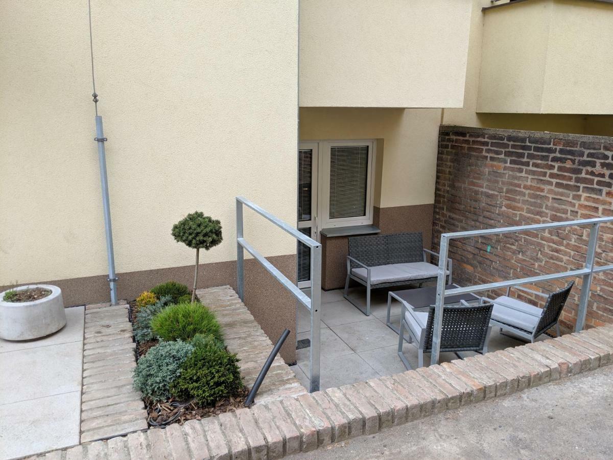 Ap 1 - Apartments 4U Brezinova "Overnight Simply" Hradec Králové Exterior foto