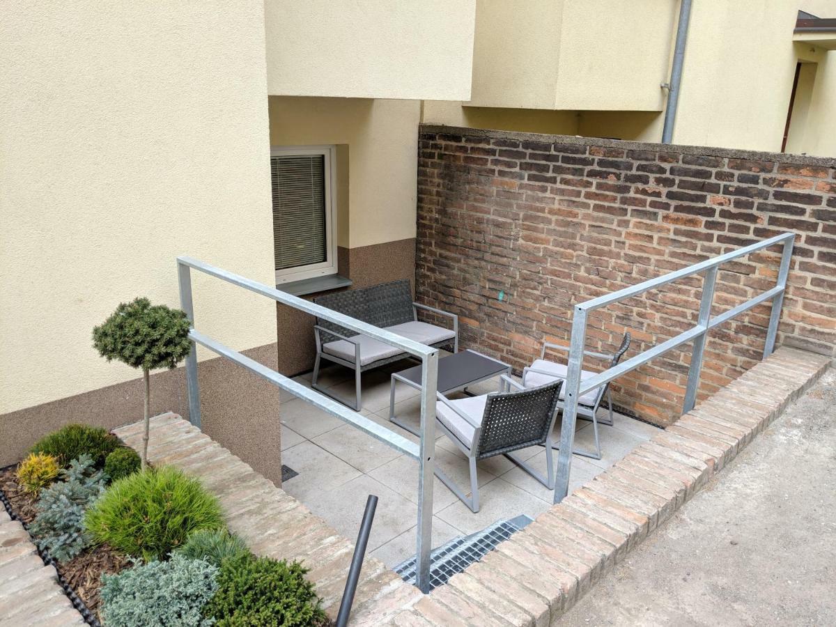 Ap 1 - Apartments 4U Brezinova "Overnight Simply" Hradec Králové Exterior foto